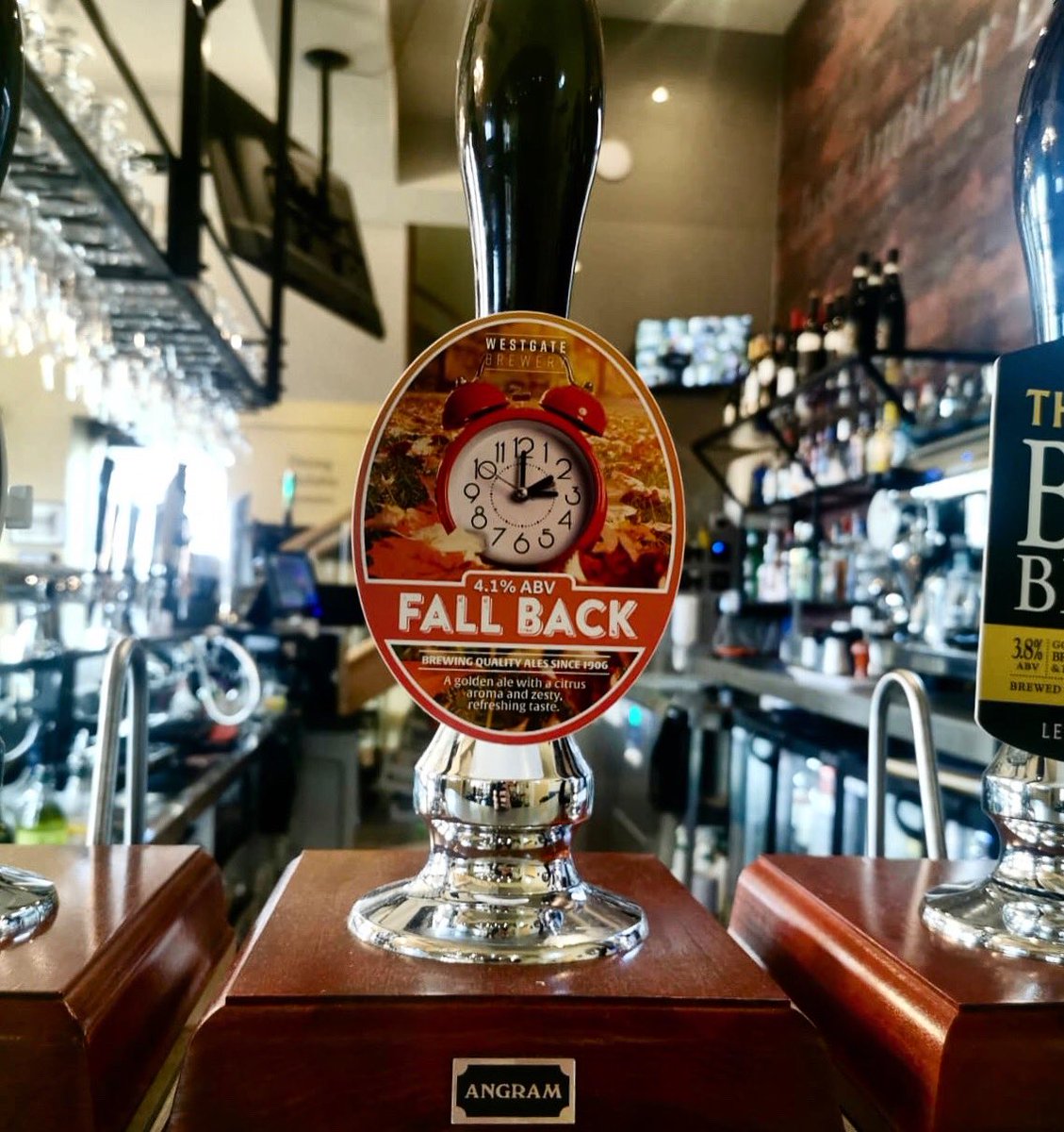 TheOfficeBHouse's tweet photo. The clocks have gone back, therefore you must try our FALL BACK ale with your Sunday roast 😏 ⏰ 

#TheOfficeBrighouse #Time #RealAle #SundayDinner https://t.co/WBsREmdWhH