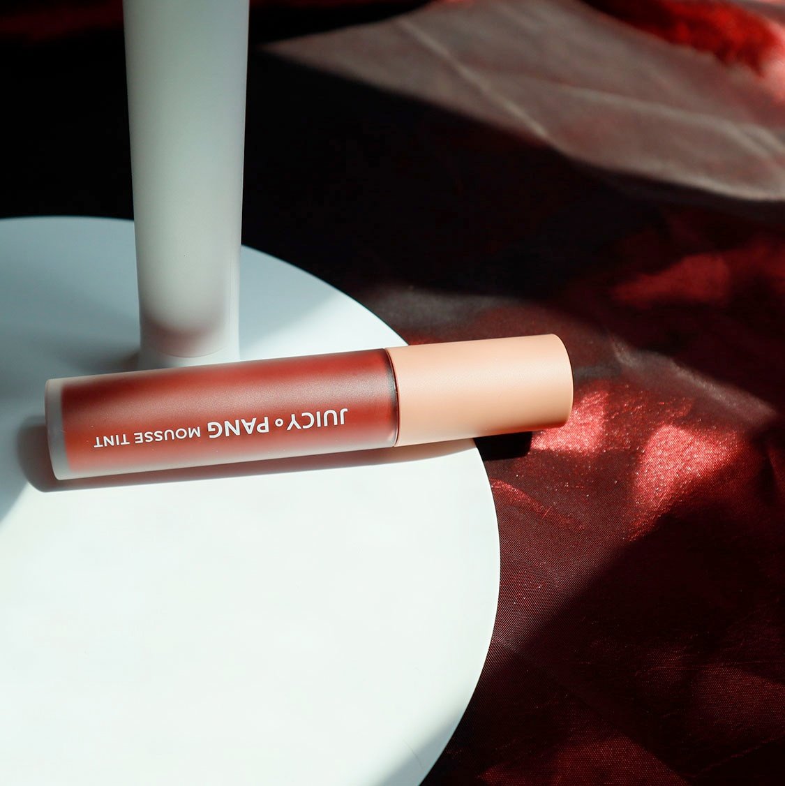 KaofangArea's tweet photo. สีใหม่สวยมาก Apieu Juicy Pang Mousse Tint Summer Edition #RD05 แดงอมชมพูก่ำๆนัวๆ เนื้อดีนุ่มๆ ลื่นๆเกลี่ยง่ายเหมือนเดิม ติดทนชนิดที่กินข้าวกินน้ำสีแค่เฟด ไม่ต้องกลัวปากซีดเลย สวยหลายสีด้วย ตำเหอะเนื้อดี #ไว้รีวิวห้ามขายของโว้ยย #HowtoPerfect https://t.co/mKrdMWntcs