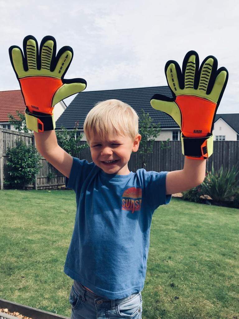 😁 Check out that cheeky smile!
-
🧤 All smiles from this youngster sporting the only goalkeeper gloves that are usable both sides.
-
✔ Sizes 3 - 12 
✔ kids sizes available
-
💻 Buy yours here airorsports.co.uk
📩 sales@airorsports.co.uk
