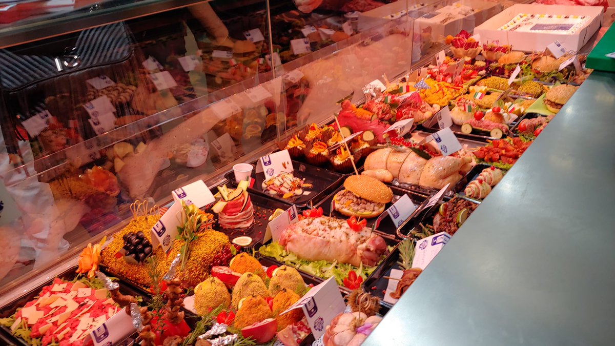 federcarni's tweet photo. Tanta roba al Campionato Italiano Giovani Macellai 🇮🇹🥩🔪😋
#Federcarni #StreetFood #StreetFoodTechnology #ItalianButchers #YoungButchers #MeatLovers #PiacenzaExpo #macelleria #carnesanapassione https://t.co/r8ilmKLSx2