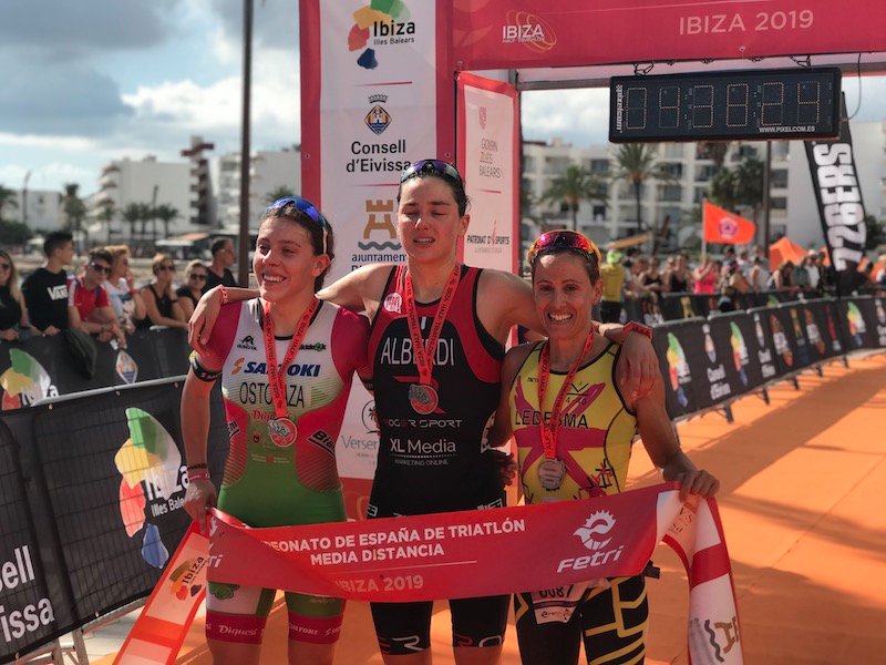 Helene Alberdi <a href="/helene_alberdi/">Helene</a> , tercer título de campeona de España en el <a href="/TriatlonIbiza/">Ibiza Triatlon</a>  Half Triathlon Ibiza 
triatlonchannel.com/2019/10/27/hel…
