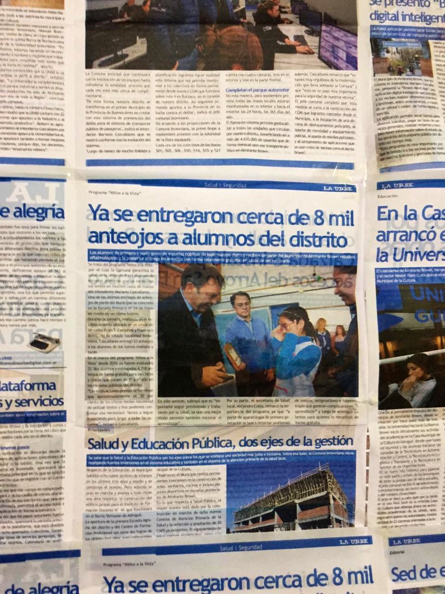 javiernavia's tweet photo. Es tan inmoral el kirchnerismo que cubren los vidrios de cuartos oscuros con propaganda política. Esto ocurre en una escuela 921 de Almirante Brown. #VotosCuidados #EleccionesArgentina #YoNoVotoCORRUPTOS https://t.co/tPf6oHV8zI