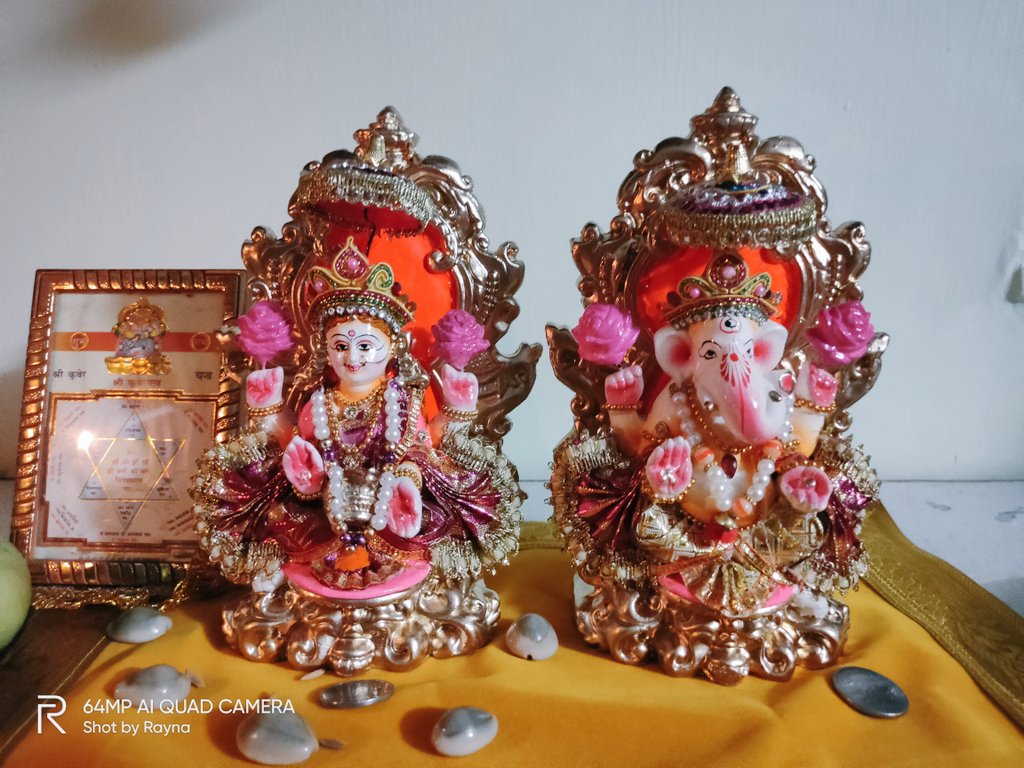 raynabiswas's tweet photo. @MadhavSheth1 May our inner *light*
Grow *bright*
In the *right*
way.โจโจโจ
*HAPPY DIWALI* ๐๐๐ป
#realmeXT #realmefestivemarathon #CaptureTheRealDiwali #realme https://t.co/viFn6JU76v https://t.co/qMyikW4NsV