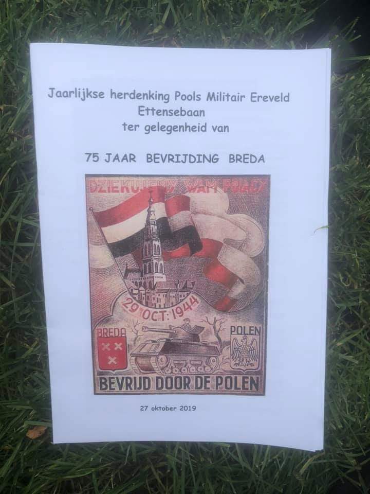 Iloontje000's tweet photo. Herdenking op het Pools Militair Ereveld #Breda #75jaarbevrijding #Polen #oktober1944 #29oktober1944 #GeneraalMaczek #zijnmannen #1ePoolsePantserdivisie #respect #dankbaar #nooitvergeten #herdenken https://t.co/Jhnm19UIiA
