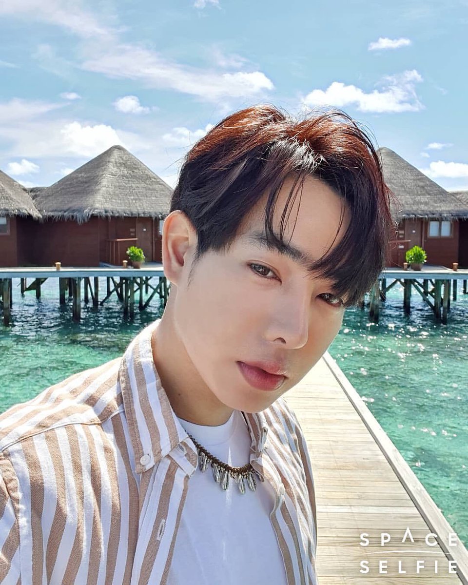 #เซลฟี่หลุดขอบโลก

Selfie shot from #PeckPalit
The Dangerous Boy on da beach 🏖🐬 🌊 🏝️

#เป๊กผลิตโชค  #SPACESELFIE  #withGalaxy