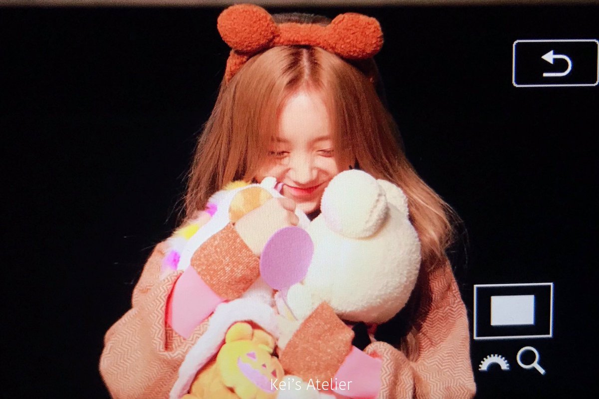 191027 preview
#러블리즈 #케이
솔로활동 마지막순간인데 한번도! 안울고 멋지게 마무리한 켕 박수👏👏👏 너무 고생했어ㅜㅜ