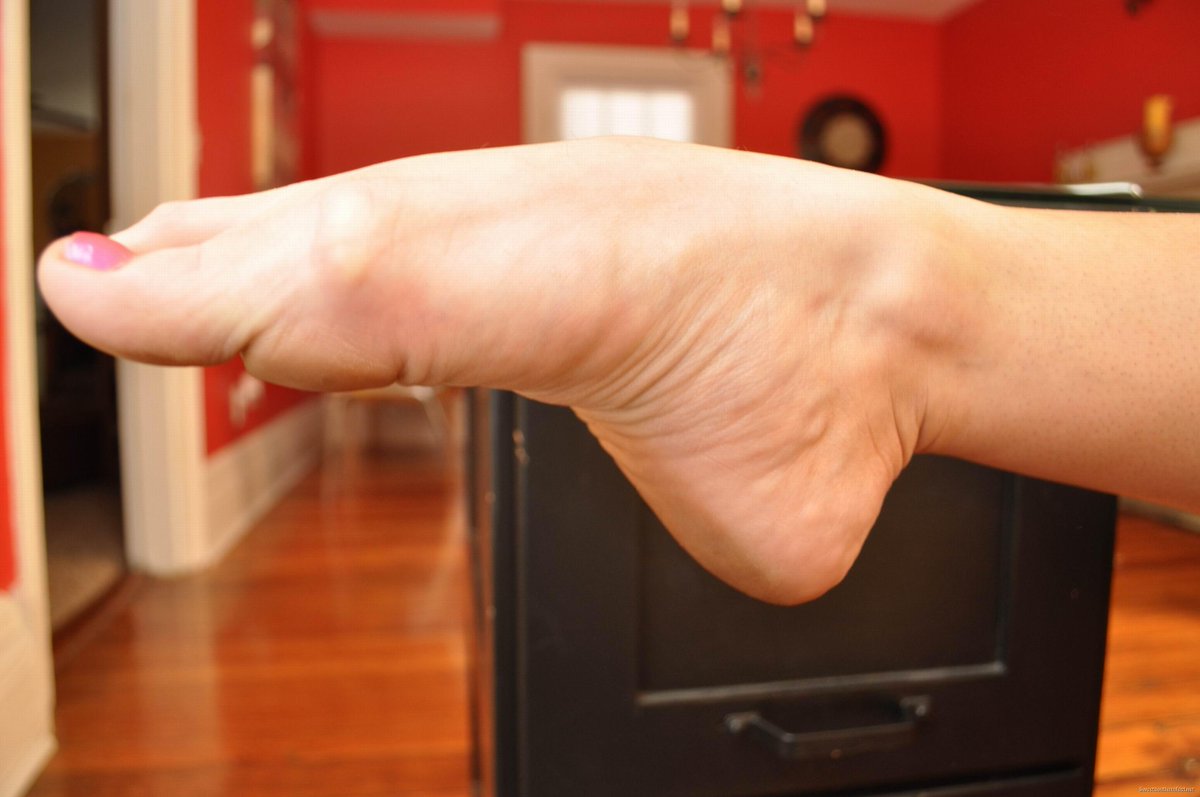 ibuysox's tweet photo. Jill has a wicked #toespread that shows off the wideness of her feet. They will no doubt smother your face with ease. She also can do these killer #toepoints that shows off her wrinkly meaty #soles and #arch. https://t.co/8r0AK7uPun
