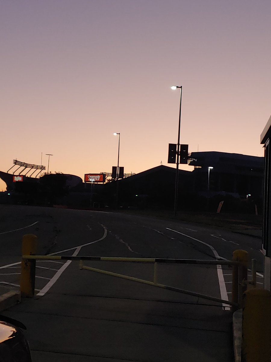 Gate5N's tweet image. The calm before the storm 15 minutes before sunrise
@JordanBettsTV @Meat101ESPN @ChiefsReporter @Chiefs