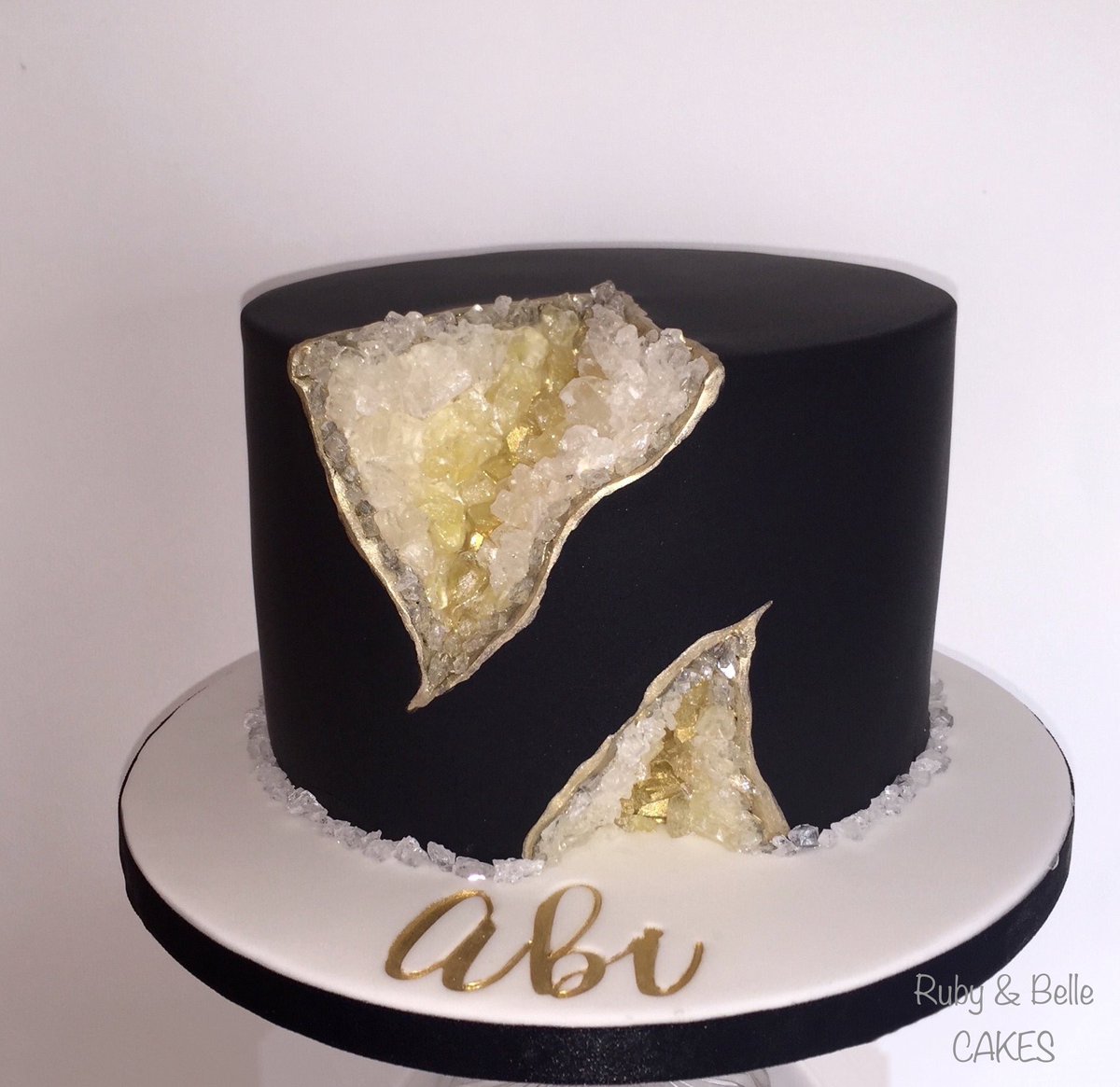 CakesRuby's tweet image. Geode cake #geode #cake #geodecake #cakedesigner #cakedecorating #Brighton #Hove #Sussex #bespoke #sugarart #Brightondesigner