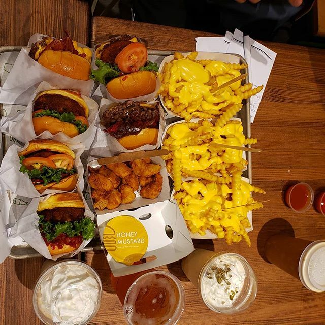 Parfays2's tweet photo. Nom nom nom some shake shack for a family of 20 hahahah 
#foodporn #shakeshack #fatpplproblems #streamer #gamer #twitchstreamer #dailylife #burger https://t.co/d4Vfn1yEjT