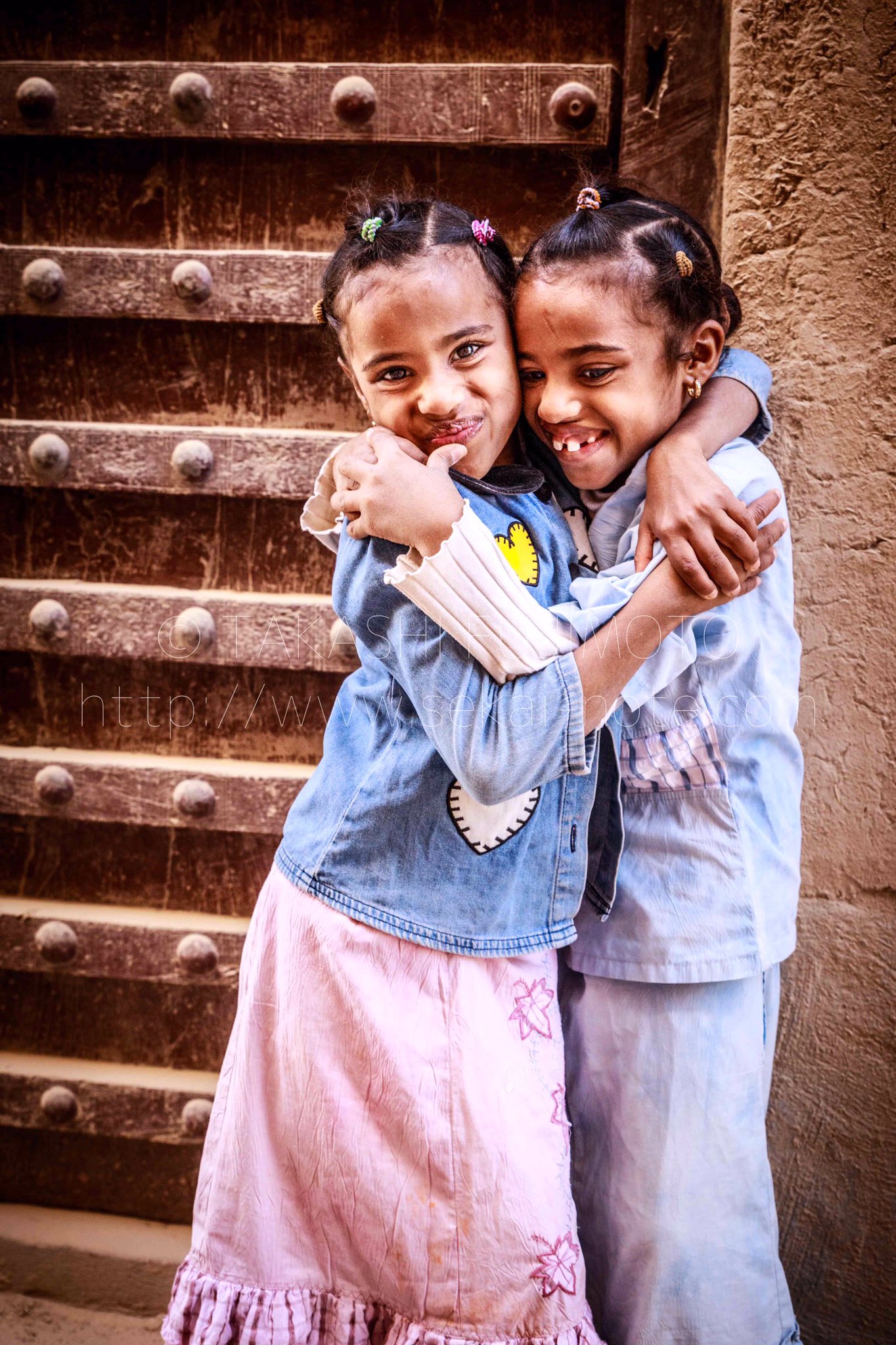 写真家 藤本 貴志 Takashi Fujimoto イエメンのハドラマウト地方にある宗教都市タリムに暮らすハドラミーの子どもたち 路地裏を歩いていた時に遊んでいるところをたまたま出会った 聖地と言われるだけあって町は大通り以外とても静かで アザーンがよく