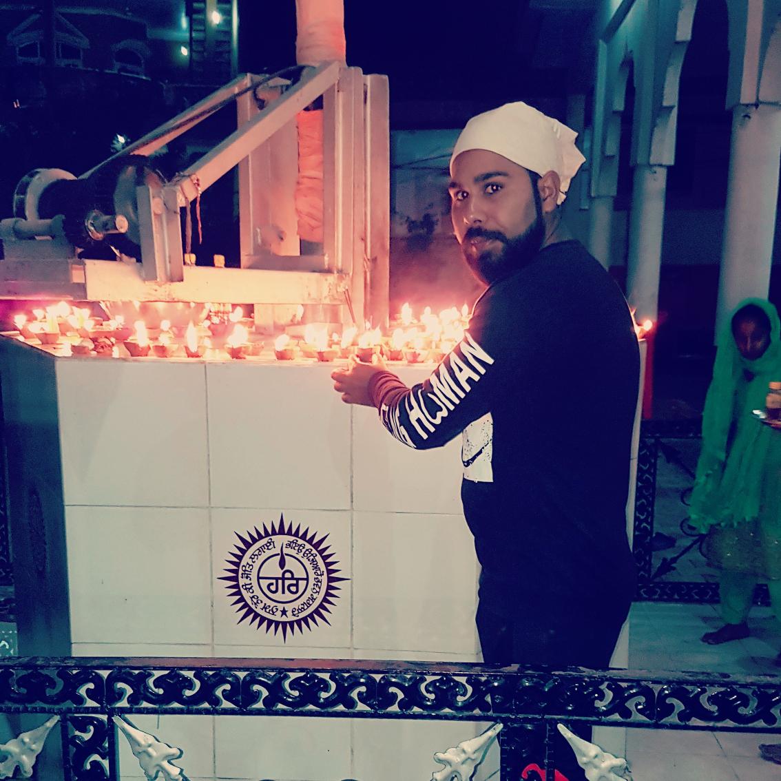 harsh_simar's tweet image. Hasde Hasde Deewe Jagao,
Nawian Khushian Jeevan Vich Lai Aao,
Dukh Dard Sare Bhul Ke,
Sab Nu Apne Gale Lagao
Happy diwali alll of u