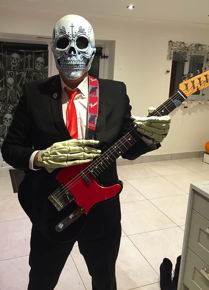 Hi Rumble fans, All Hallows’ Eve is approaching & our fantastic guitarist Duncan has really entered into the spirit of things. If he comes knocking on your door ‘Trick or Treating’, don’t be afraid Boys & Girls, just give him a shot of tequila & send him on his way 👍😎