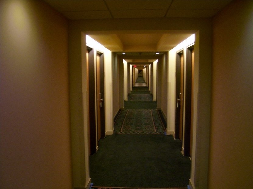 Eaaaw's tweet image. น.ร.เล่าว่า ทำฟร้อนท์ที่โรงแรมแห่งหนึ่ง มีวันนึงตอนแขกฝรั่งที่เป็นคู่แต่งงานใหม่ลงมาเช็คเอ้าท์ออกจากโรงแรม นางขอบคุณทางโรงแรม "พวกเราประทับใจกับการต้อนรับและการดูแลมากๆ โดยเฉพาะเซอร์ไพร์สโชว์รำไทยหน้าห้องเราเมื่อคืนมันเอ็กซ์คลูซีพมาก พวกเราประทับใจสุดๆ"
พนง.มองหน้ากันเลิ่กลั่ก...