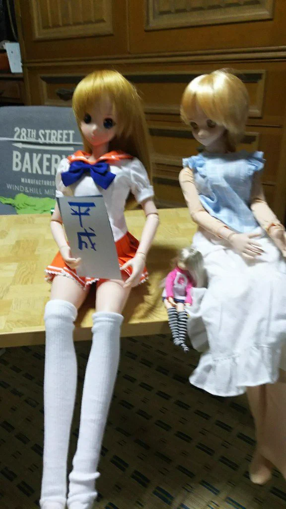 @transfooorm うちのドールさん(右の子)でよくやりますね。
ちなみに、学生時代によくこのお下げを授業中にシゴいてる先生がいました。 