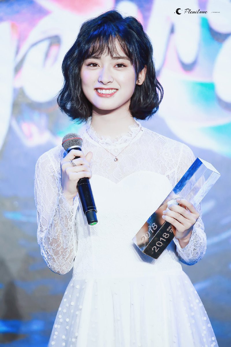 #SlowdownSunday (10.27.18)

My baby’s first award! #ShenYue 

2018 Character of the Year
by Baidu Entertainment Award

She was so glowing here although she also cried, she was overwhelmed with the award as well the love of the mooncakes (her fans).
 
1/2