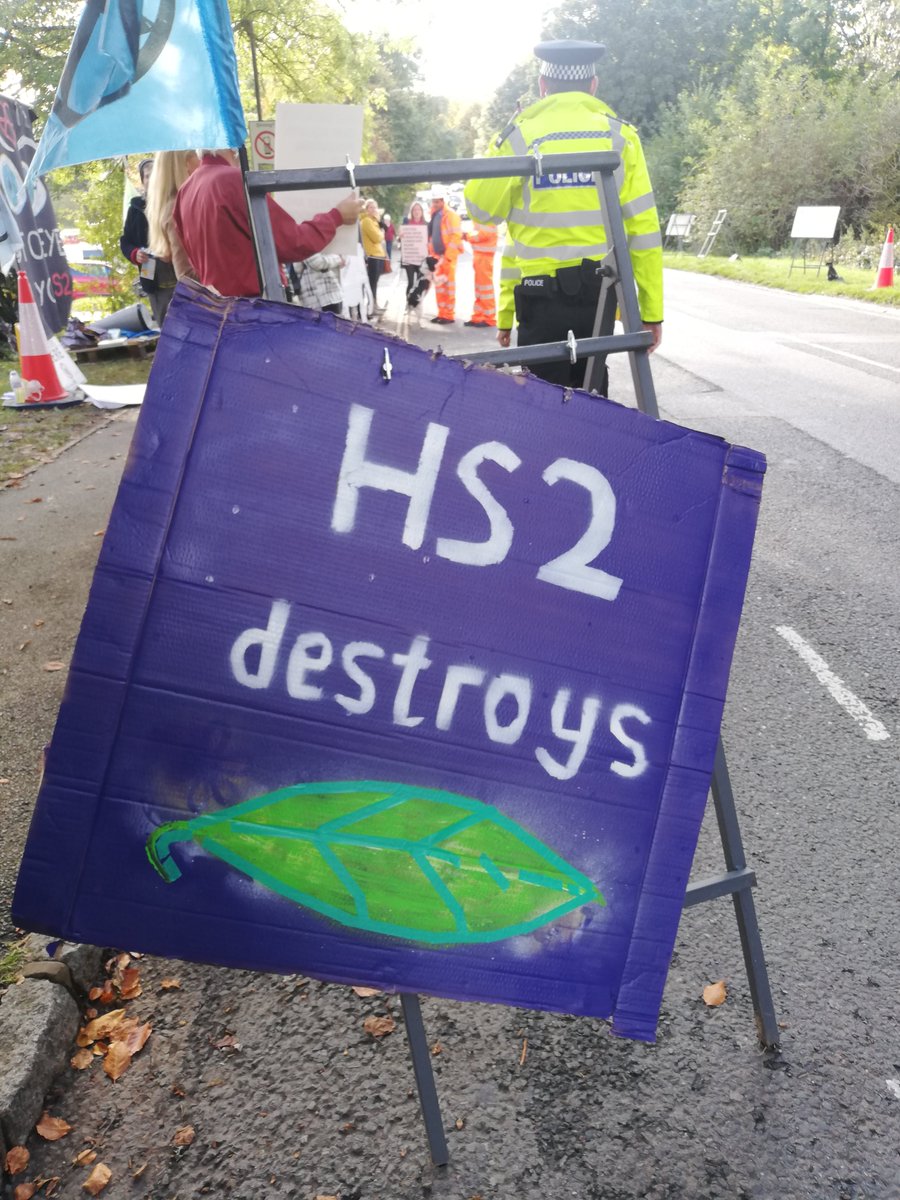 Some great tweets from the #savelinkrdtrees @rd_link protest by @charalaar1 @ElizabethCairns
Do follow. #stophs2 #HS2 @bucksfreepress @ThomBucksHerald @BBCnewsLondon  @officialmix96 @BBC3CR