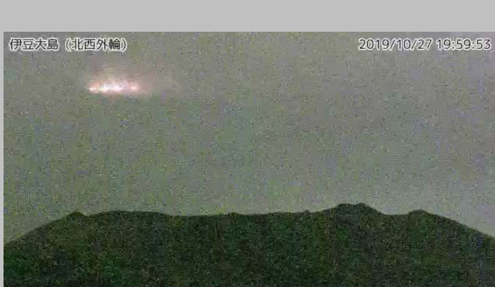 TaTohru's tweet photo. at 19:57~19:59,Oct.27th.2019(JST).🇯🇵
#伊豆大島(#Izuoshima)の東の空に流星(meteor)なのか？
航空機かもしれないが？
不思議な光体が19:57~19:59の2分間に現れた。
拡大画像を見ても判然としない。
A mysterious #LightObject has arrived at the east sky of #Izuoshima at 19:57~19:59. https://t.co/PCu8O0si8F
