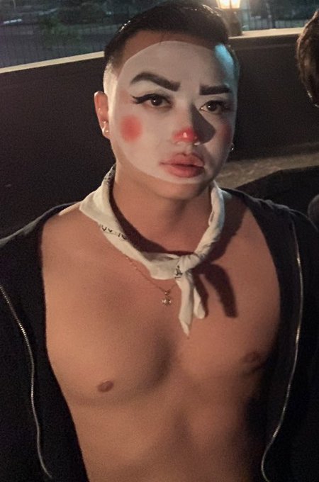 Took off my mask and wore my real face for Halloween. https://t.co/2l6Po3ofym