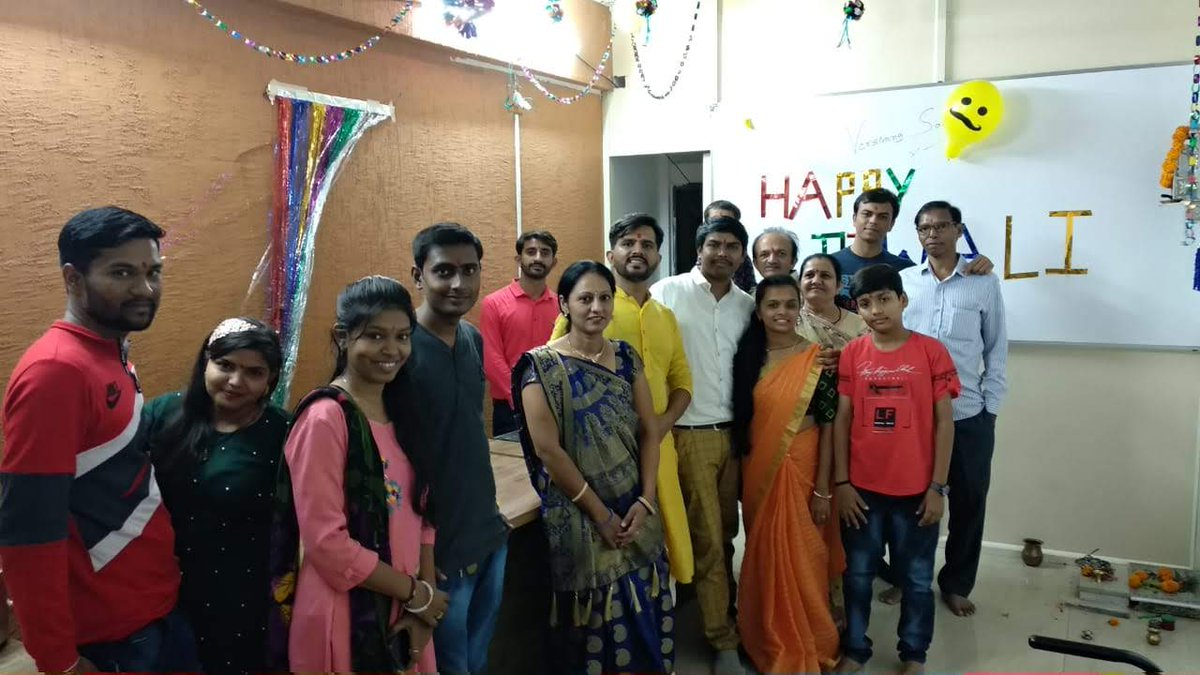 VerSolutions's tweet image. #Diwali Pooja in Office #DiwaliWithVersioningSolutions #DiwaliWithFamily #DinnerParty #DiwaliCelebrationOffice - @VerSolutions
