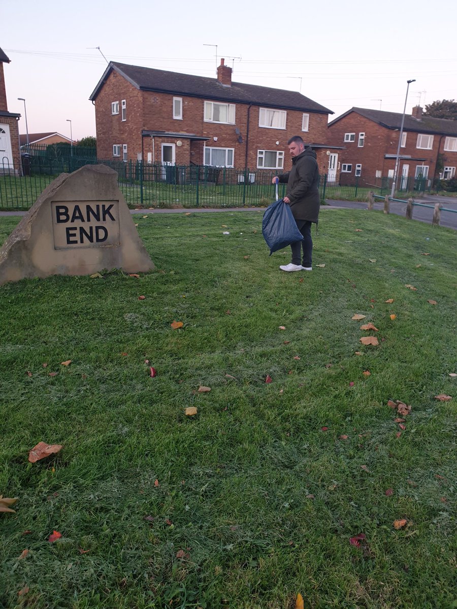 ForWorsbrough's tweet photo. On todays #WorsbroughWalkabout I have been out litter picking in the Bank End area of Worsbrough. Paying close attention to the Bank End Rock and footpath between Bank End Ave and Allendale.
Please #EverybodyThink and #ProtectIt
#barnsleyisbrill https://t.co/bhnxUO7gsJ