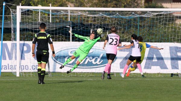 ChievoWomen's tweet photo. 😕 Esordio non fortunato per le gialloblù allo 🏟️ "Umberto Capone" di #Vigasio.

Il resoconto di #ChievoRiozzese (3-4)
🔗 https://t.co/gfv4NoB2DM

#noisiamogialloblu 💛💙 https://t.co/CzRLVMjs84