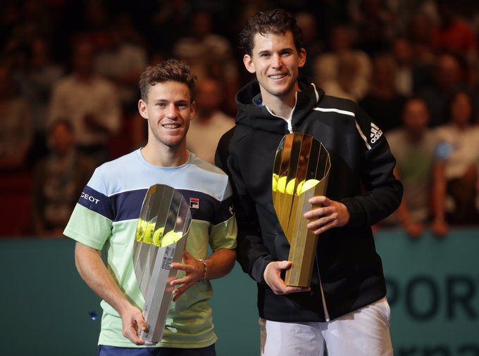 iebmasargopen's tweet photo. ¡La final que esperábamos! 💥🙌

En un partidazo de 2 horas y 25 minutos de juego, @ThiemDomi 🇦🇹 se quedó con el título 🏆 en el @ErsteBankOpen tras superar a su amigo @dieschwartzman 🇦🇷 por 3-6, 6-4 y 6-3. 

¡Qué placer fue verlos en el #ArgOpen2019! 👏 https://t.co/iCFrKvySQR