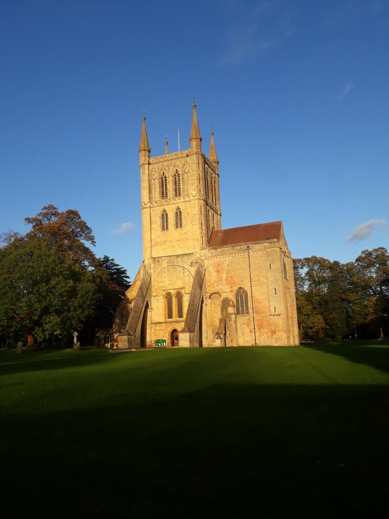 LindaMitton2's tweet photo. Pershore Abbey in the sun this afternoon and Pershore Bridge showing how much it rained yesterday ☔☔☔☔ https://t.co/ES1UxS4mBf