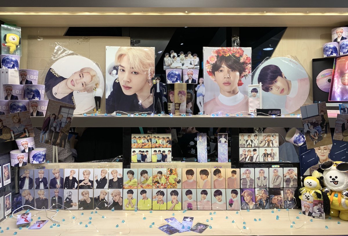 samanthahmx's tweet photo. Mad love with this shelf of Jimin goods.. Photocards &amp; all! So pretty 😍❤️ #jmglobalcafesg 🌟 https://t.co/u05FAM3po6