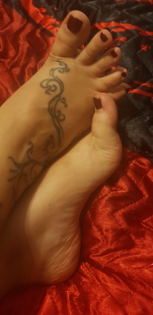 ¡Hola #Fußvolk nun wurde ich bei fb gesperrt, mal wieder 🙄 ich könnte etwas Aufmunterung gebrauchen.  #PayPal und #Amazon ist mir egal. #FETISCH #GELDHERRIN #NYLON #NETZSTRÜMPFE  #FUßGÖTTIN #ZAHLTAG #ZAHLSCHWEIN #TATTOO