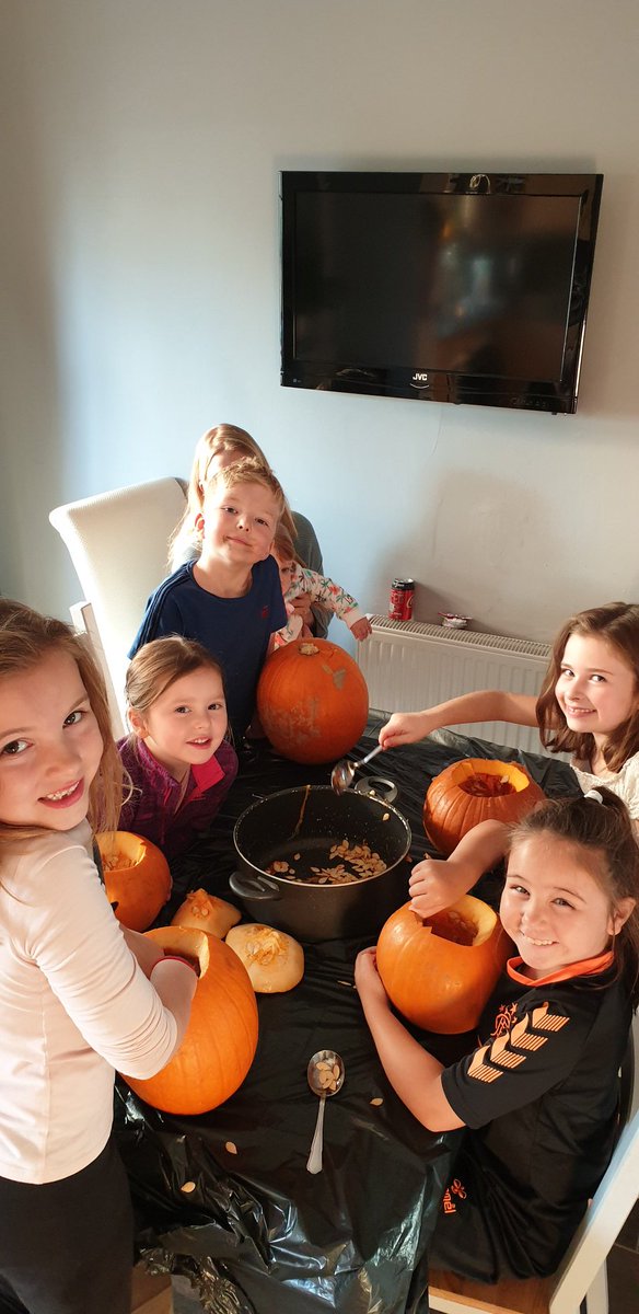 lynne_shanks's tweet photo. @NewMonklandPS
#termlyhomework
#HappyHalloween
@MelCook17
@karenamarshall
@lauraj1404 https://t.co/Sm6uGg0l9M