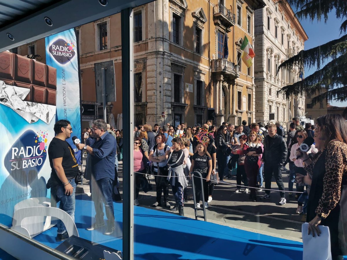 RadioSubasio's tweet photo. Che colpo d'occhio!!!! a Eurochocolate è festa!!!!! #attaccabottone con Stefano Pozzovivo e Katia Giuliani .... siete in tantissimi a #giocare con noi ... #chocoselfie #chocovideo #gadget #SubasioMusicBox .... ed il pomeriggio è giovane!!!! https://t.co/wECouCvVG0