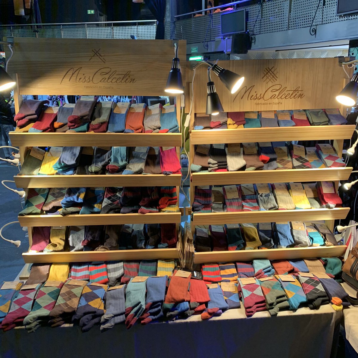 <a href="/MissCalcetin_es/">MissCalcetin</a> os esperan en <a href="/RAVEMARKET/">RAVE MARKET</a> en La Riviera hasta las 21 h. Para dar todo el colorido a este #otonoinvierno2019 con #MissCalcetin y #vivirviviendoconbuenpie 🧦 MissCalcetin.es 🧦