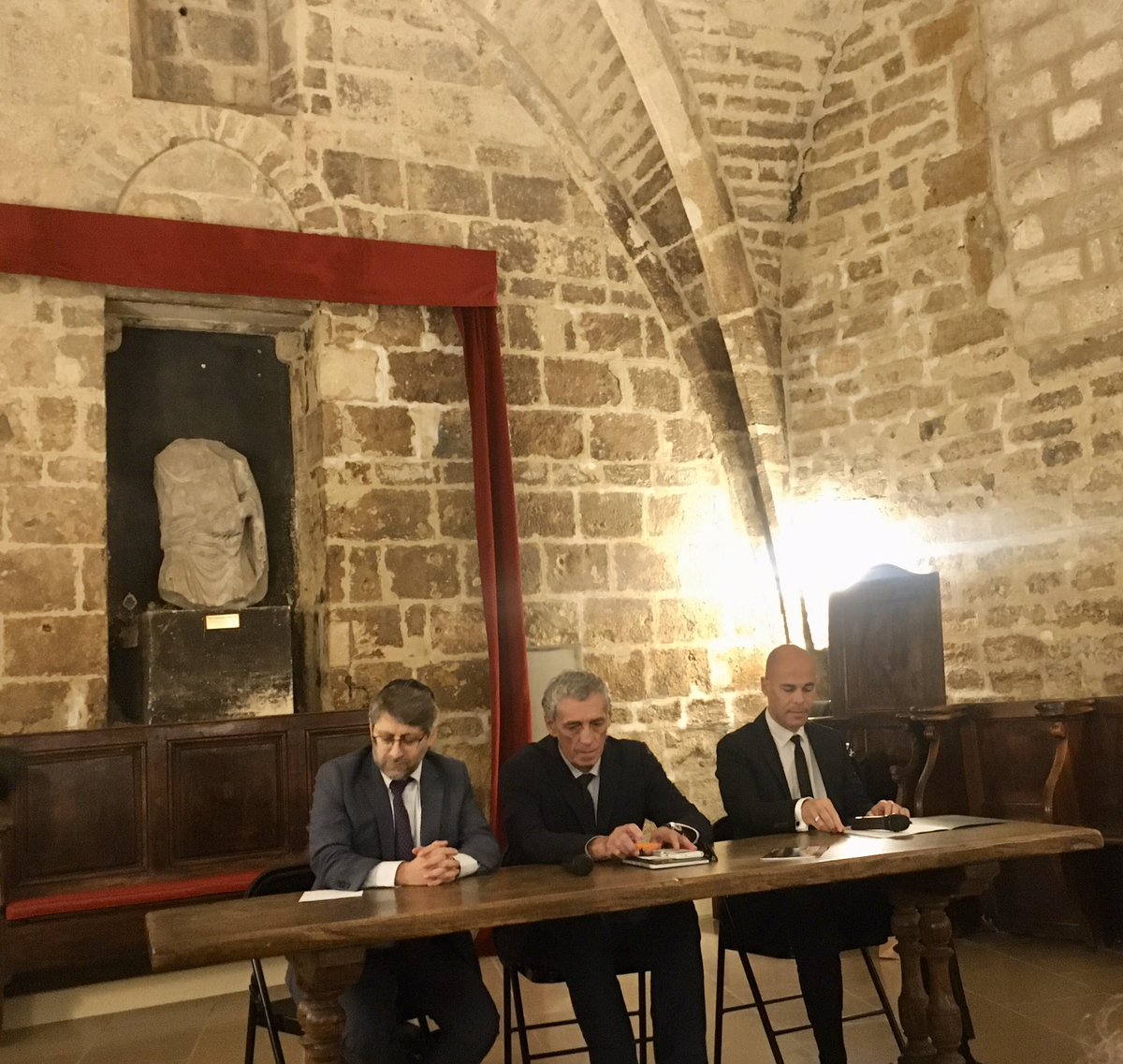 RAMEAUCHANTAL's tweet photo. A la conférence @maimonide @HaimKorsia Grand Rabbin de France, salle Pétrarque,  pour lancer la vingtième saison. #maimonide #averroes #stthomasdaquin. #montpellier. @Saurel_P souligne que Faculté de médecine a été créée 17/08/1220 avec les médecins juifs, chrétiens et musulmans https://t.co/5441aG2mPd