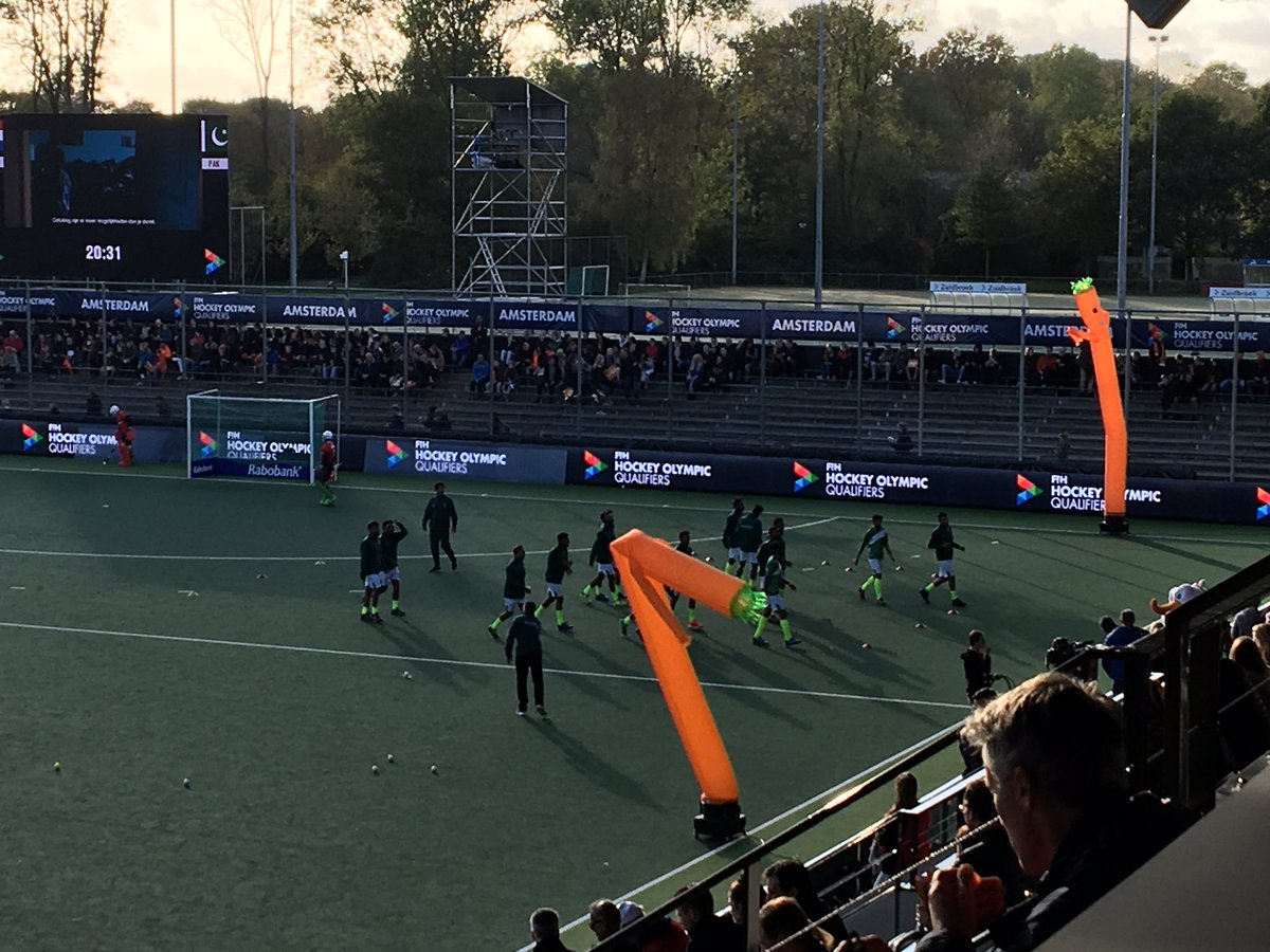 HockeyStyle's tweet photo. Ook de Pakistaanse spelers staan inmiddels op het veld! #RoadToTokyo  #NEDPAK https://t.co/rnML2Ukabc