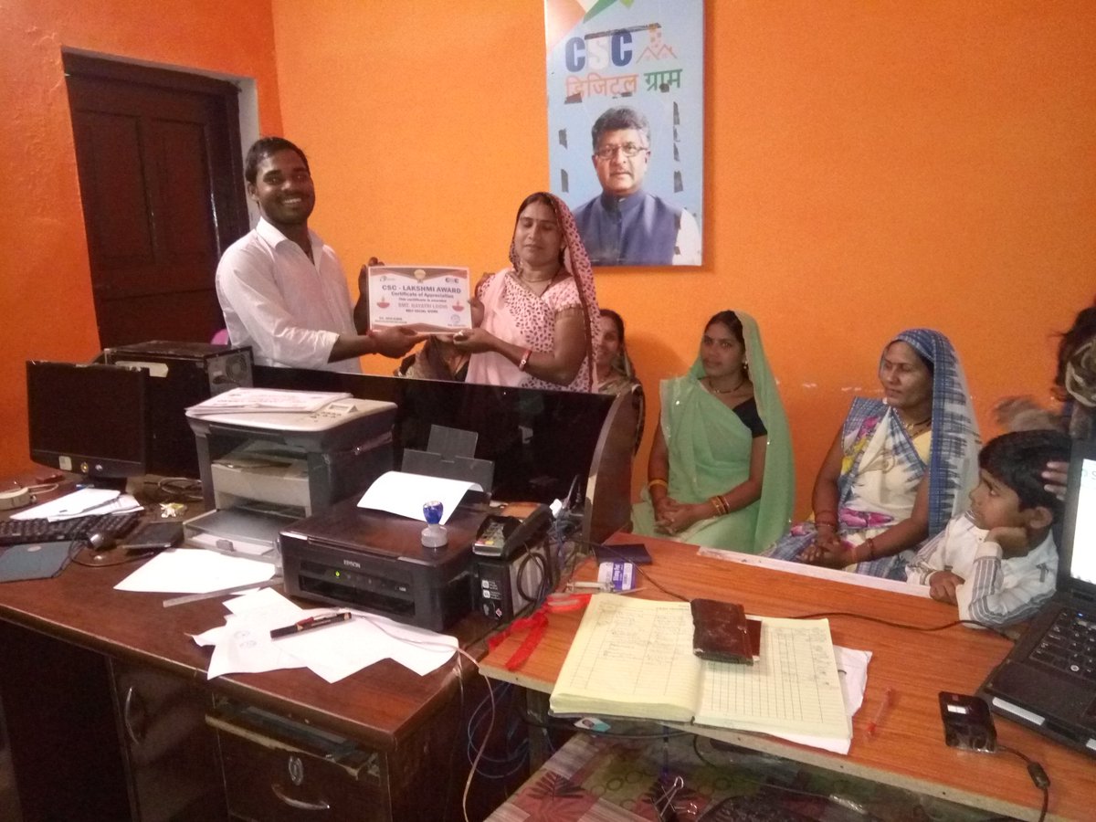 arunlodhi108's tweet photo. अपने अथक प्रयासों से ग्राम को #शिक्षा, #स्वच्छता और खुले में #शौचमुक्त बनाने वाली बहनों को #लक्ष्मीअवॉर्ड से सम्मानित किया प्रमाण पत्र वितरित किये ।
@digitalvillage7 #Dundi Dist-#Jabalpur
@dintya15 @CSCegov_ @bharatyadavias 
@CSCMadhyPradesh https://t.co/6tVxa6elym
