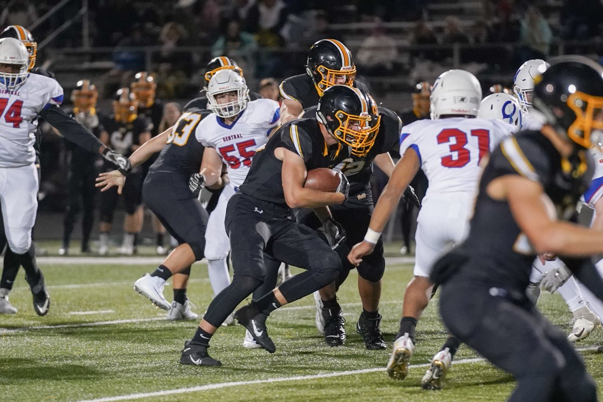 CookieheadPhoto's tweet photo. Game pics of @NAbbott1589 Friday!  These are going to look pretty good on his Senior Collage! https://t.co/vRHChrnfDH