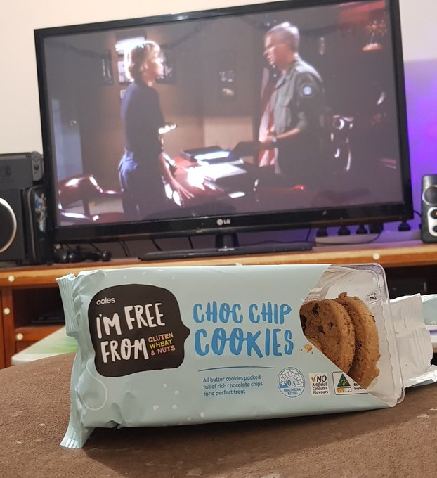 Cookies &amp; Stargate🙌 #sundaynightin #nerdlife #fatlife #feedme #sg1 #hungrybitch https://t.co/XZn2FoV<a href="/tag/sundaynightin"class="tags">#sundaynightin</a><a href="/tag/nerdlife"class="tags">#nerdlife</a><a href="/tag/fatlife"class="tags">#fatlife</a><a href="/tag/feedme"class="tags"><span>#feedme</span></a><a href="/tag/hungrybitch"class="tags"><span>#hungrybitch</span></a><a href="/tag/sg1"class="tags"><span>#sg1</span></a>
