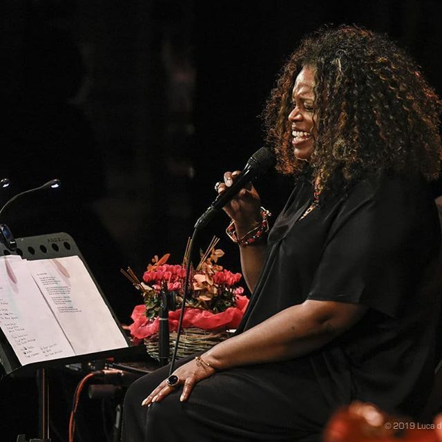 ControTempoJazz's tweet photo. Scat's 👑 queen.⁣
⁣
DIANNE REEVES⁣
⁣
@diannereevesmusic 🎙️
#jazzandwineofpeace
#jazzandwine
#teatroverdigorizia #gorizia #goriziajazz #controtempojazz #jwop #diannereeves https://t.co/0npz8N9QFS https://t.co/VZb6jtzpTE