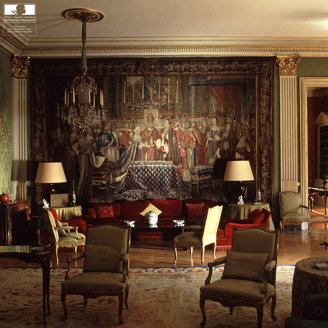 #VuesDAmbassades  

The Residence of the French Ambassador to Madrid. 😍

Can you spot the tapestry from the 17th century on the wall? It represents King Louis XIV's marriage with Maria Theresa of Spain in 1660.

📷 Martin Fraudreau / MEAE

<a href="/france_espagne/">La France en Espagne 🇫🇷🇪🇸</a>