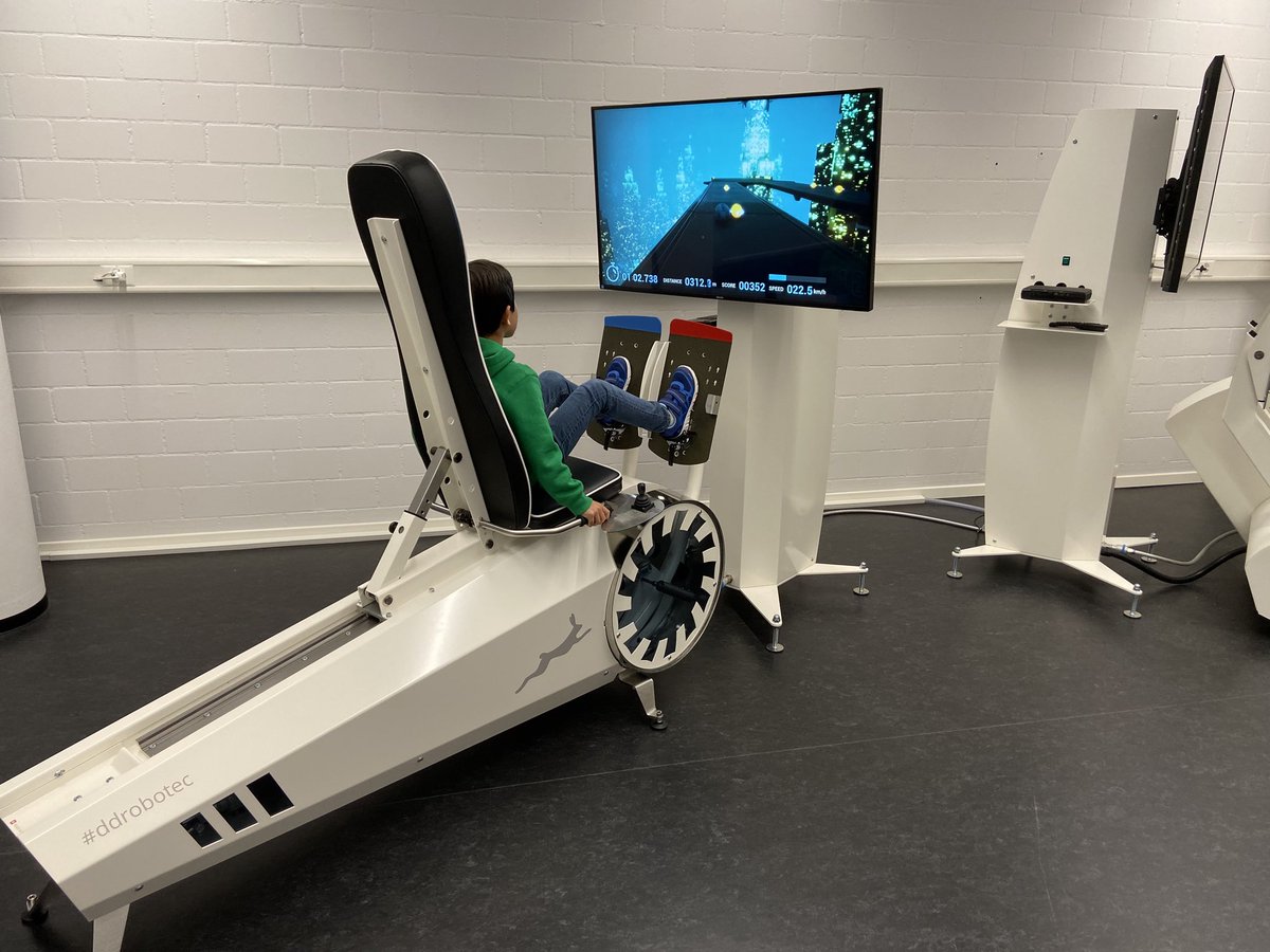 cybermax's tweet image. Usability testing of a new #ballvin game level. #neon #ddrobotec