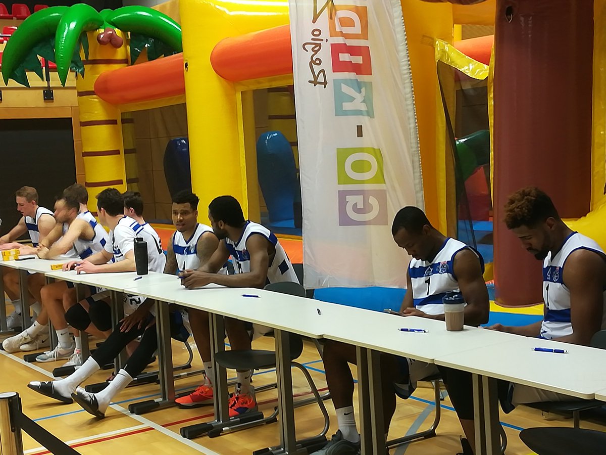 Geurt72's tweet image. De boys zitten er klaar voor. @LandstedeBasket handtekeningen scoren.