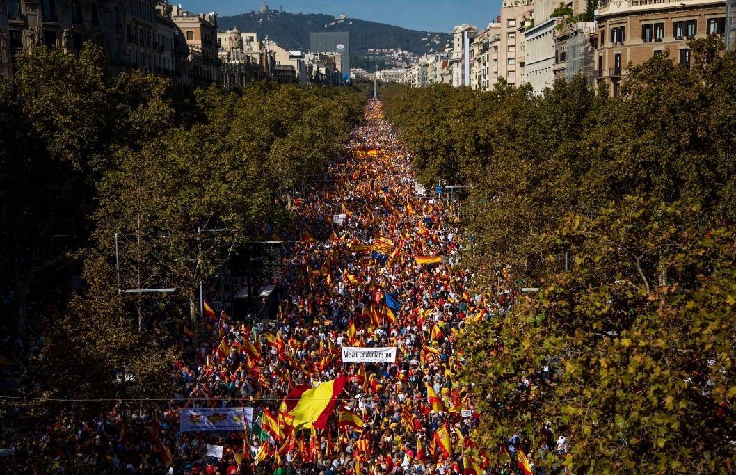 DavidPiP_'s tweet photo. 80k personas y un montón d banderas con vida propia han asistido a la manifestación #27Oct @Societatcc
He podido representar @JovesSCC en el escenario y pancarta para decir #ProuProces a toda l clase política irresponsable que pone las instituciones para unos pocos
¡Seguimos!💪🏻 https://t.co/d78af6aXP4