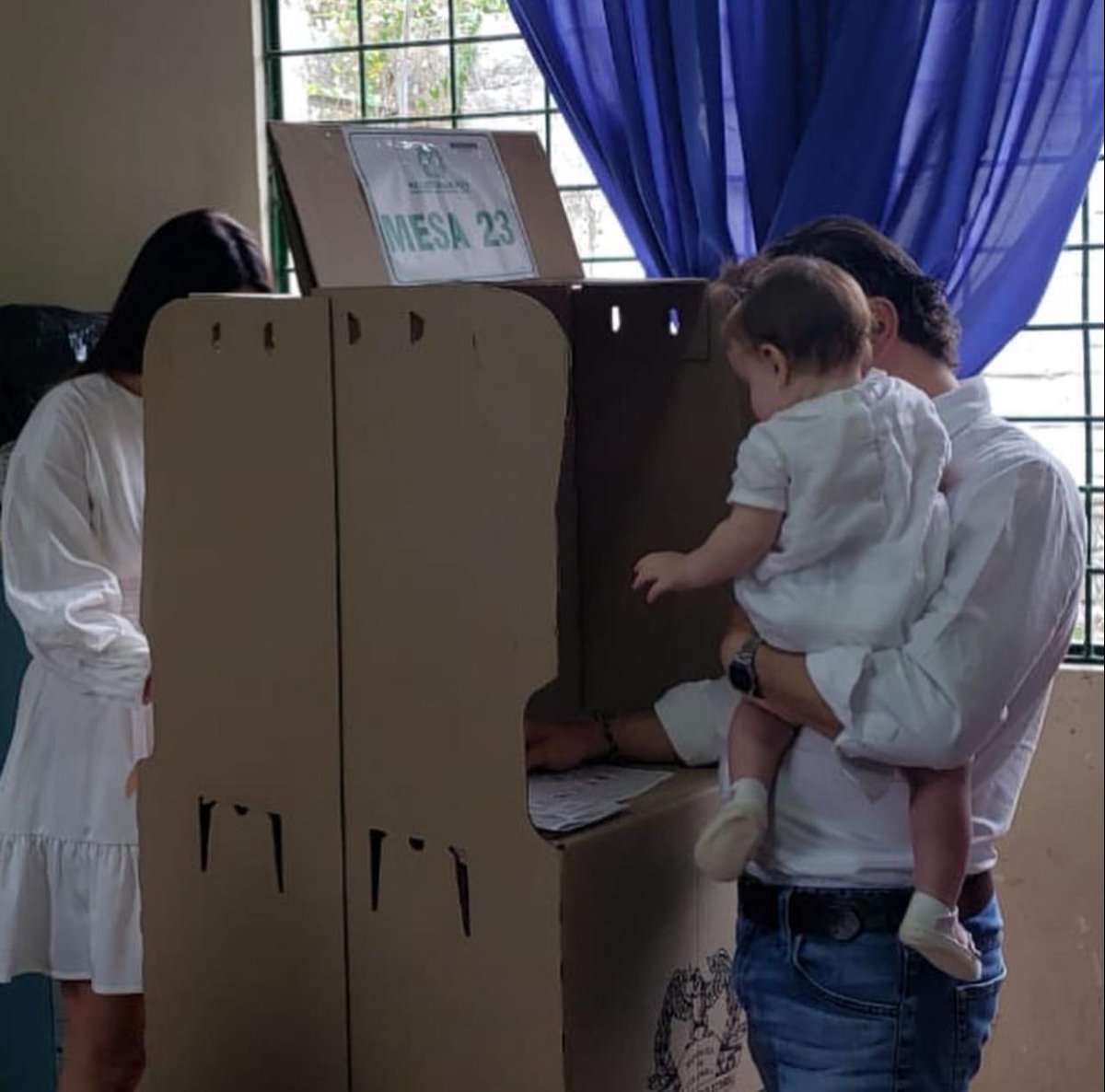 radiosupercali's tweet photo. El candidato @alejoeder asistió a las urnas junto a su familia, desde muy temprano
#Elecciones2019 #EleccionesColombia
#calidecide https://t.co/qTnJNlAv6G