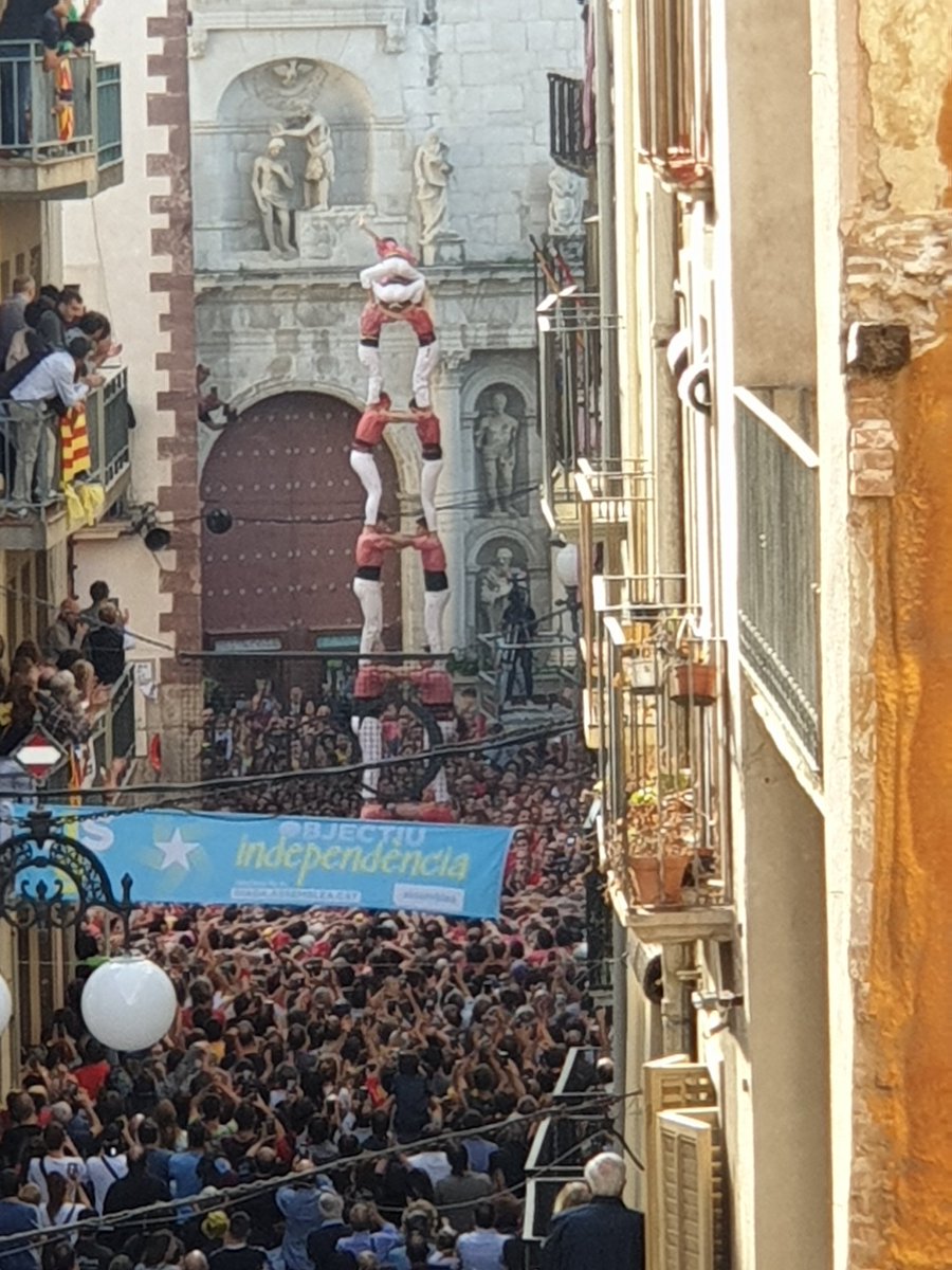 Geosoni's tweet photo. ANTONI!!!! VA PER TUUUU!!! Una diada brutal. Segur que tu hi has tingut molt a veure, n'estic convençuda. Petons castellers cap al cel 😘. #CollaVella #castellers #castelleres #valls #SantaUrsulaValls #2d9sf #castelld #castellsvallencs https://t.co/5pDXC4udMv