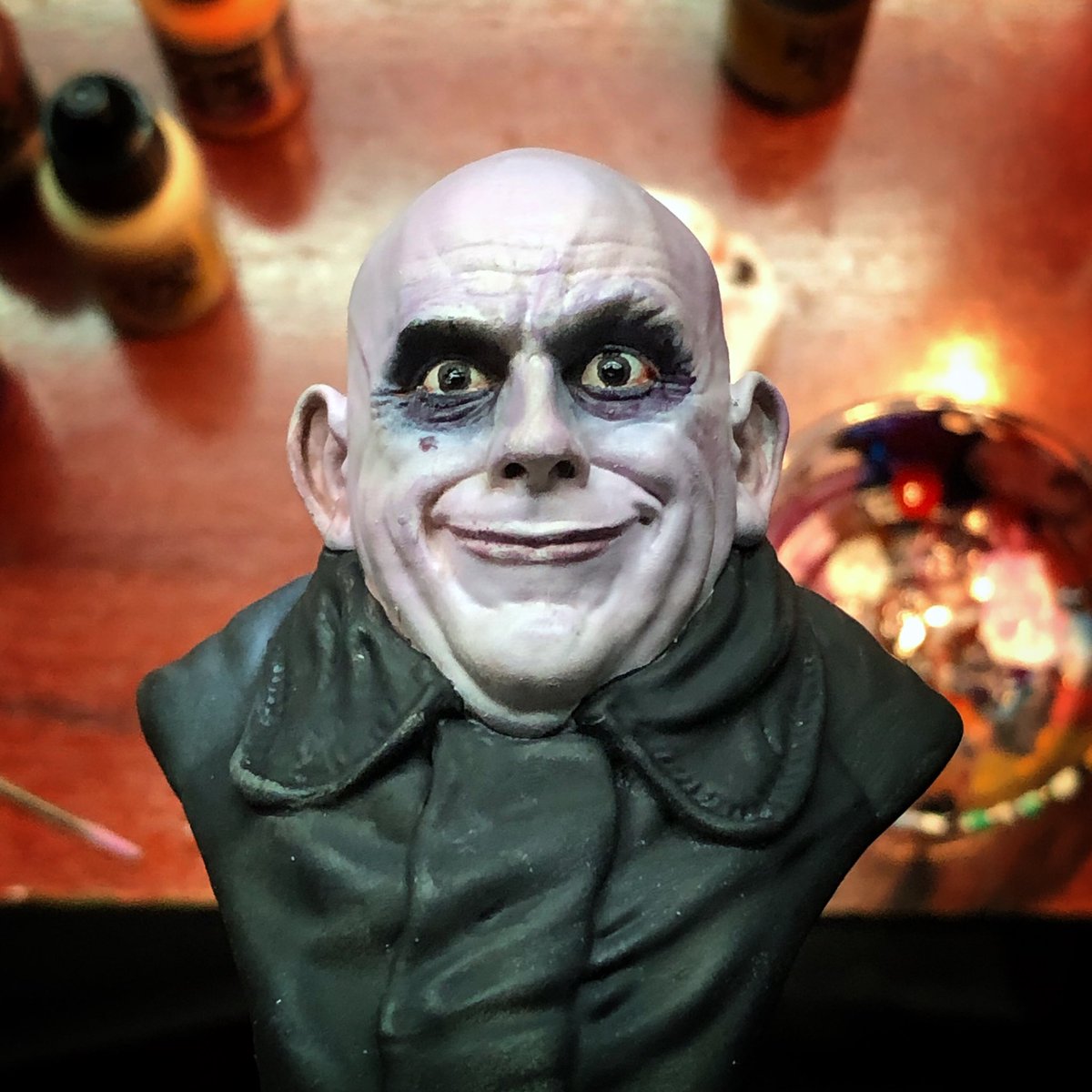grafitomi's tweet image. Fester Addams by @SistekJan painted. Special guest star #Beetlejuice by @fotismint #sharelearnGROW #AddamsFamily #painted #miniature #busts #halloween2019 #horror
