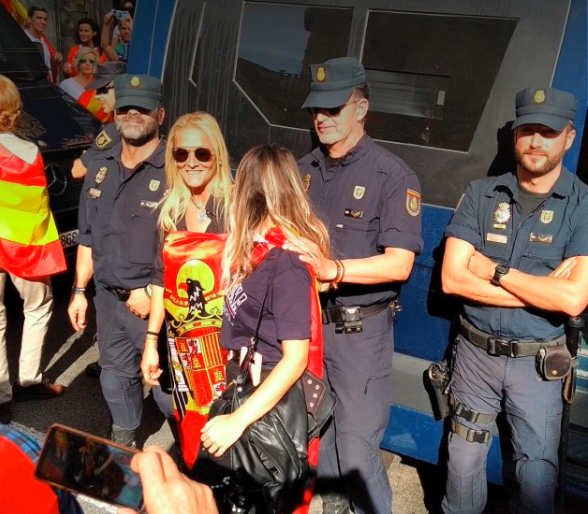 CatalanWay_'s tweet photo. The Spanish police taking pictures with girls with the Francoist flag
Unconstitutional
Forbidden
As if the German police made them with a Nazi swastika.
This is Spain
This is the false democracy that Spain has sold to Europe for 40 years
#SpanishIsAFascistState 
@elnacionalcatEN https://t.co/YZTTQQD1wi