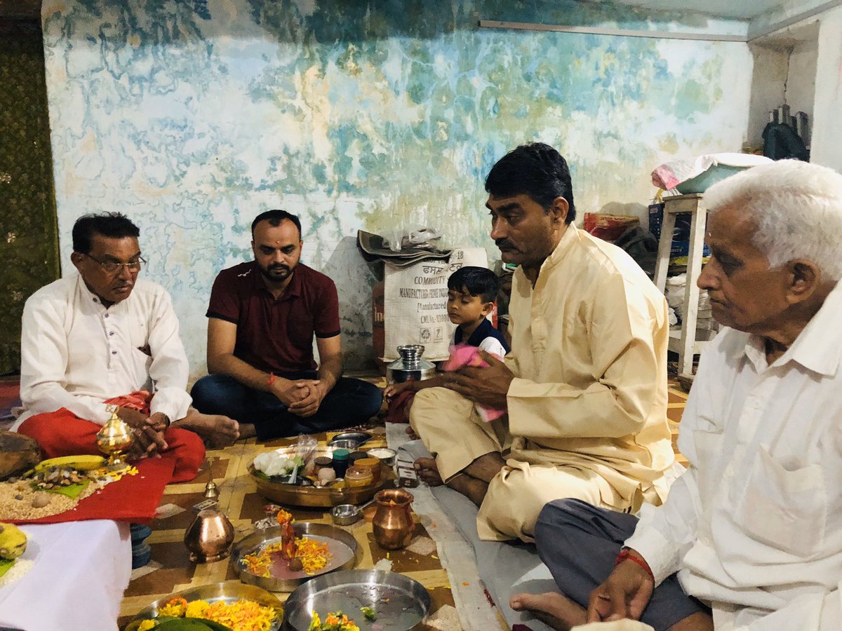 JiteshTrapasiya's tweet photo. રાગ - દ્વેષ, વેર - ઝેર, ઈર્ષા, આસુરી વૃત્તિ, વિગેરે કાઢીને
પ્રેમ, શ્રધ્ધા, ભાવ, સત્કાર્ય માટે નિષ્ટા વિગેરે મા વૃદ્ધિ કરે એવી અભ્યર્થના. તમામ ભારતીય લોકો સમૃદ્ધ બને વૈવિધ્યપૂર્ણ વિકાસ થાય તે માટે પ્રાર્થના કરી. #Diwali #ChopdaPoojan At #Jamvala. (2/2) https://t.co/7l6ZpOpEGp