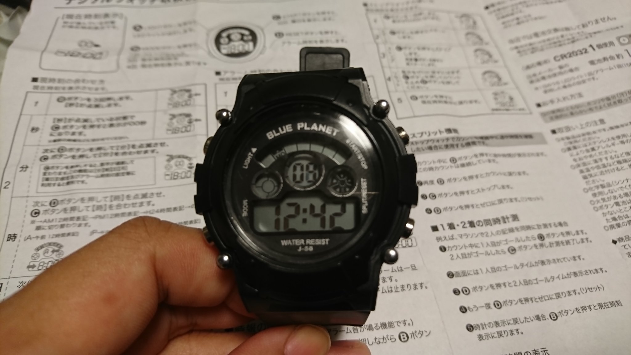 Eita ダイソーでこんな腕時計売ってたから買ってみた 走るときのタイム計測用 300円でストップウォッチつき時計とは安さに驚き ただ私かなり腕が細いので 一番小さい穴でもブカブカ いつも腕時計とかブレスレットのサイズが合わなくて