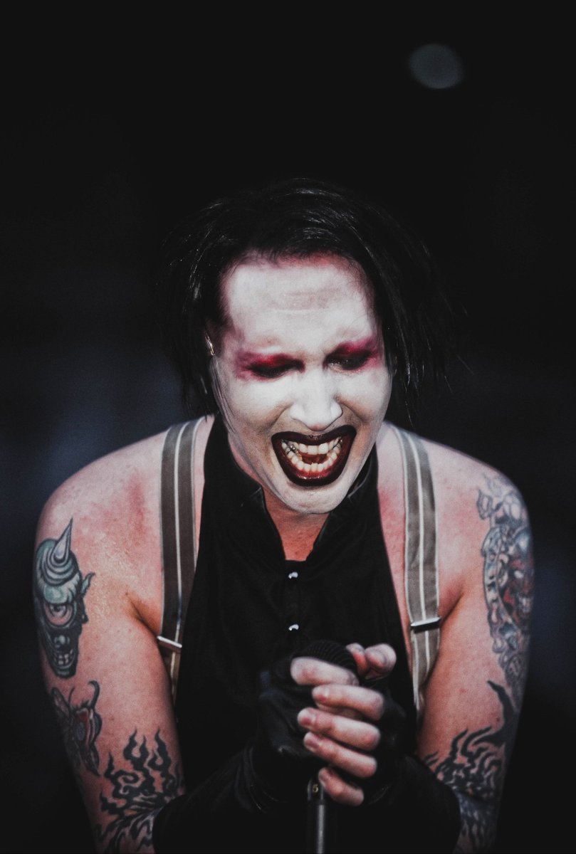 MansonPix's tweet photo. I'm back!🇬🇧🖤
Sono tornato!🇮🇹🖤
#marilynmanson #marilynmansonlive #concert #marilynmansonpix #brianwarner #makeup #brianhughwarner #marilyn #manson #tattoo #rockstar #holywood #thegoldenageofgrotesque  #antichristsuperstar #punk #goth #metal #like4like https://t.co/ZyAvR2ojYP